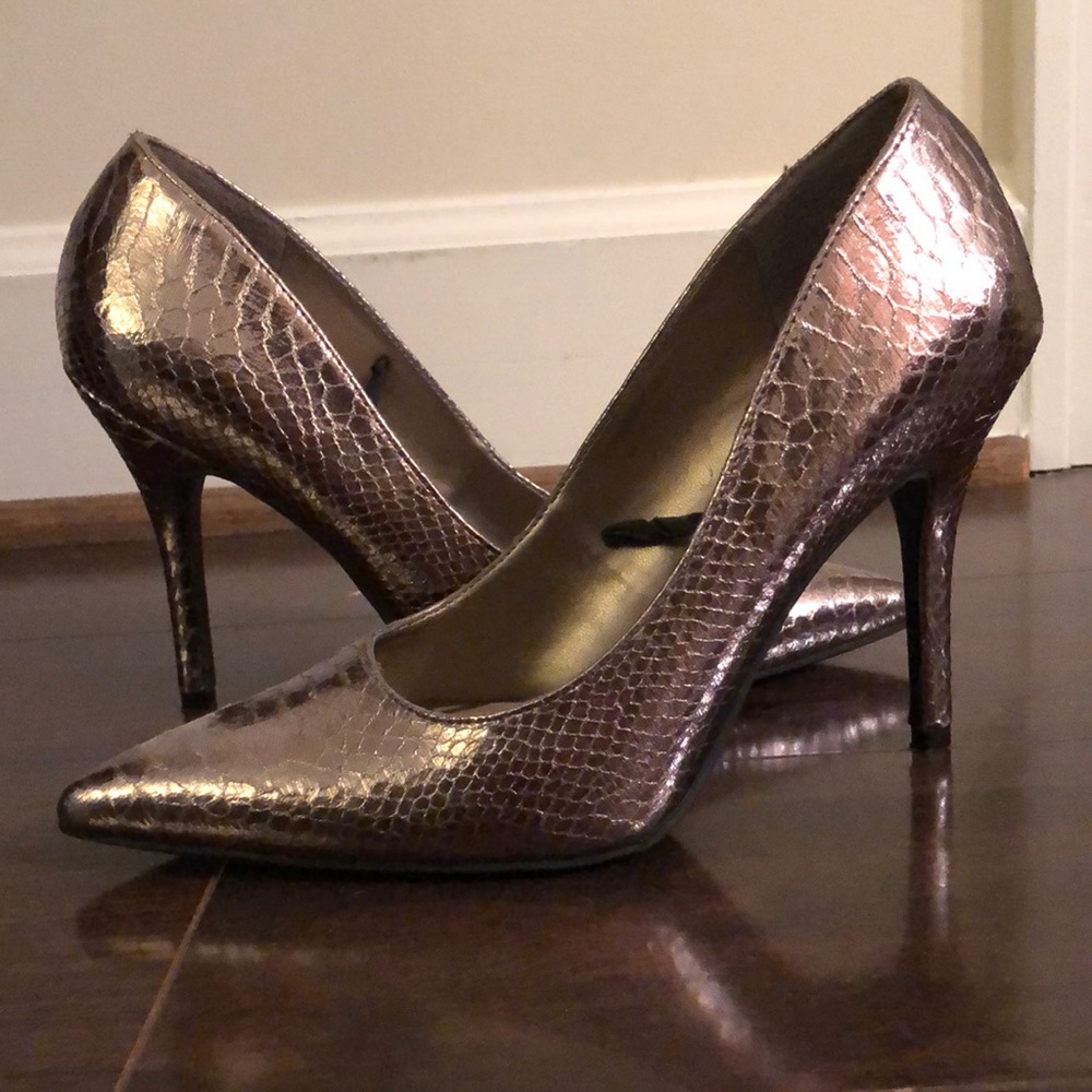 Size 8 Sam & Libby metallic pumps
